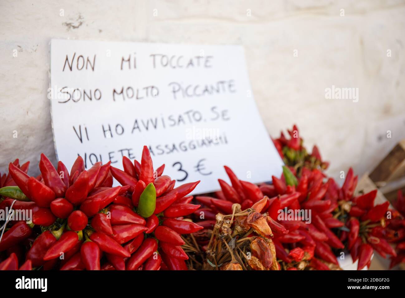 Rote Chilis zum Verkauf in Alberobello, Apulien, Italien Stockfoto