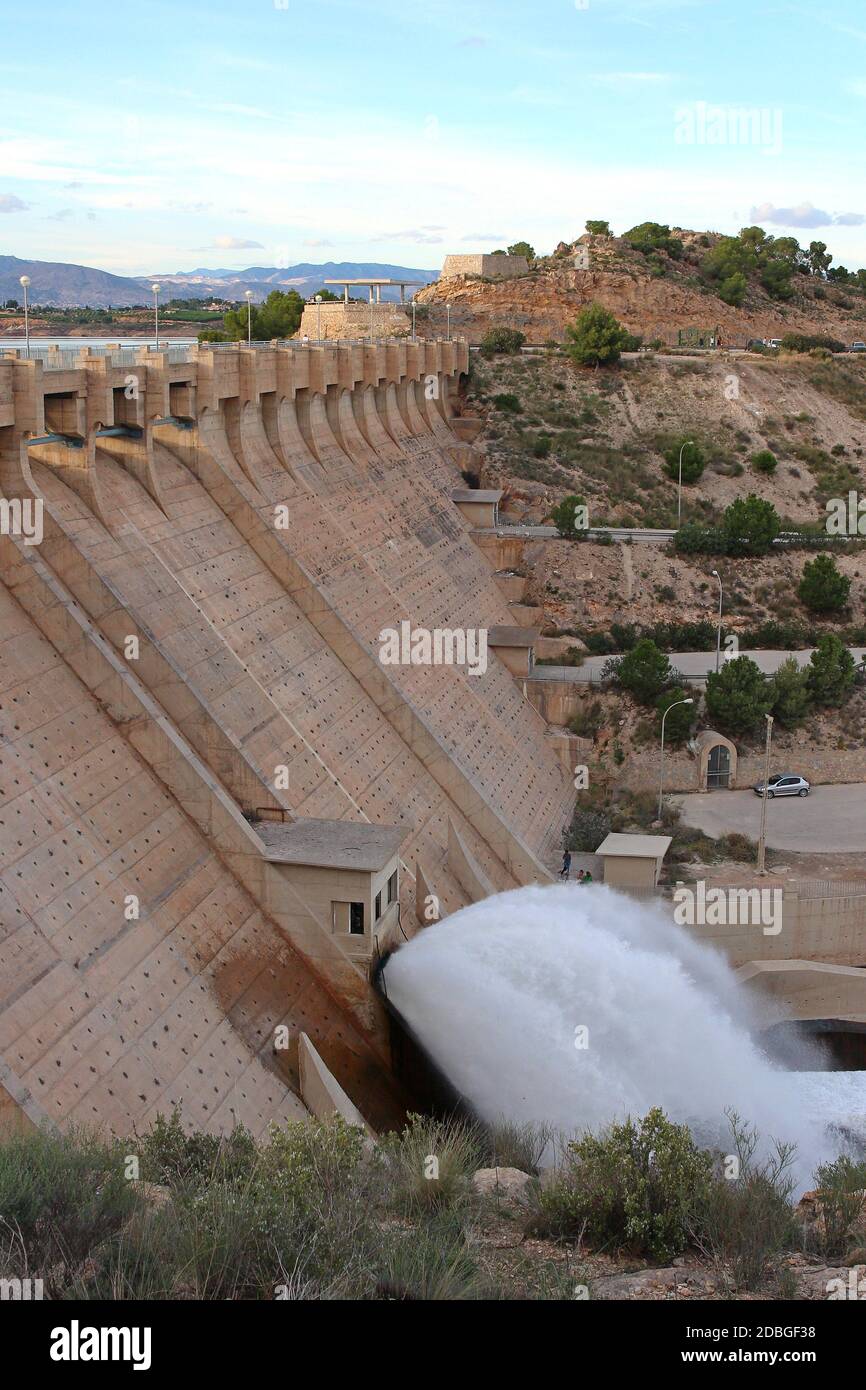 Der Stausee bei Santomera hat eine beeindruckende Staumauer, die das Wasser eines wunderschönen Sees zurückhält. Diese Gegend von Murcia, Spanien zieht viele Touristen an. Stockfoto