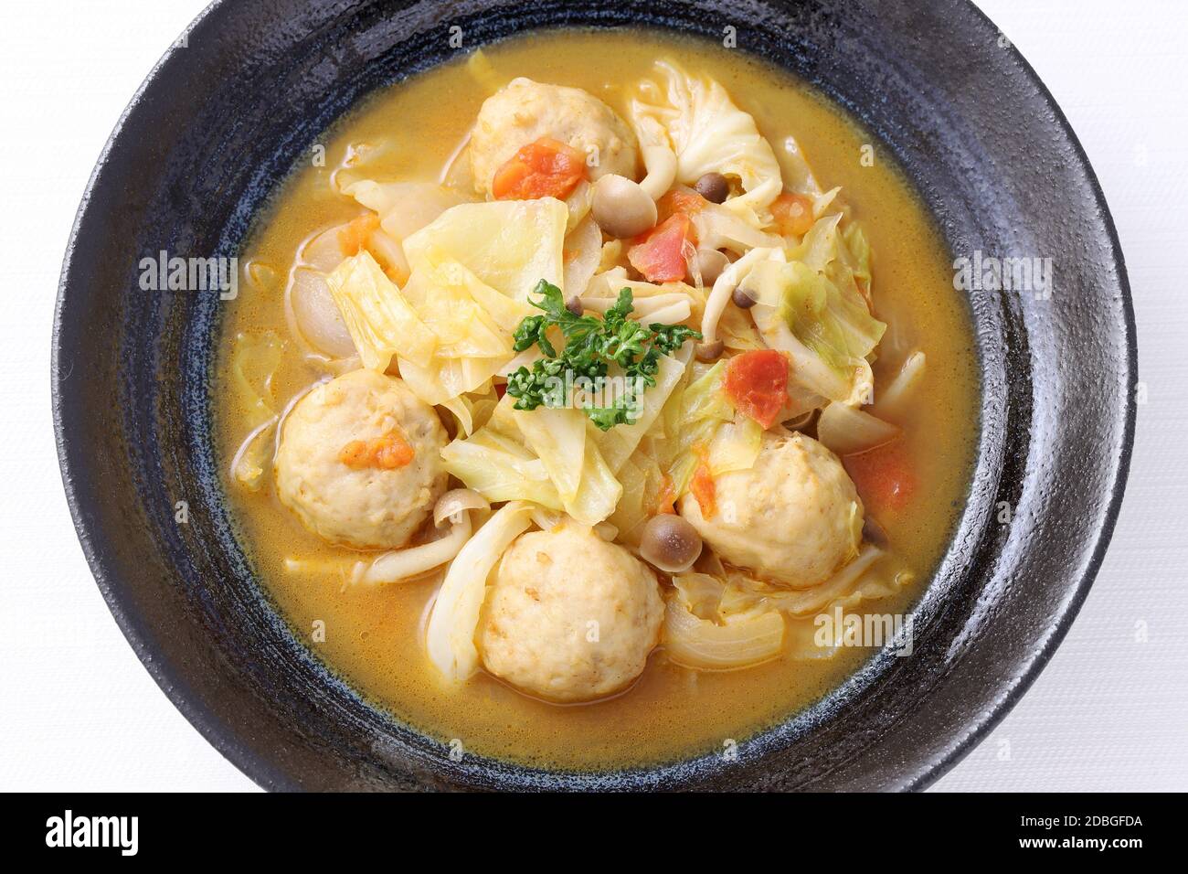 Fleischkugel mit Gemüsesuppe in einer Schüssel auf weißem Hintergrund Stockfoto