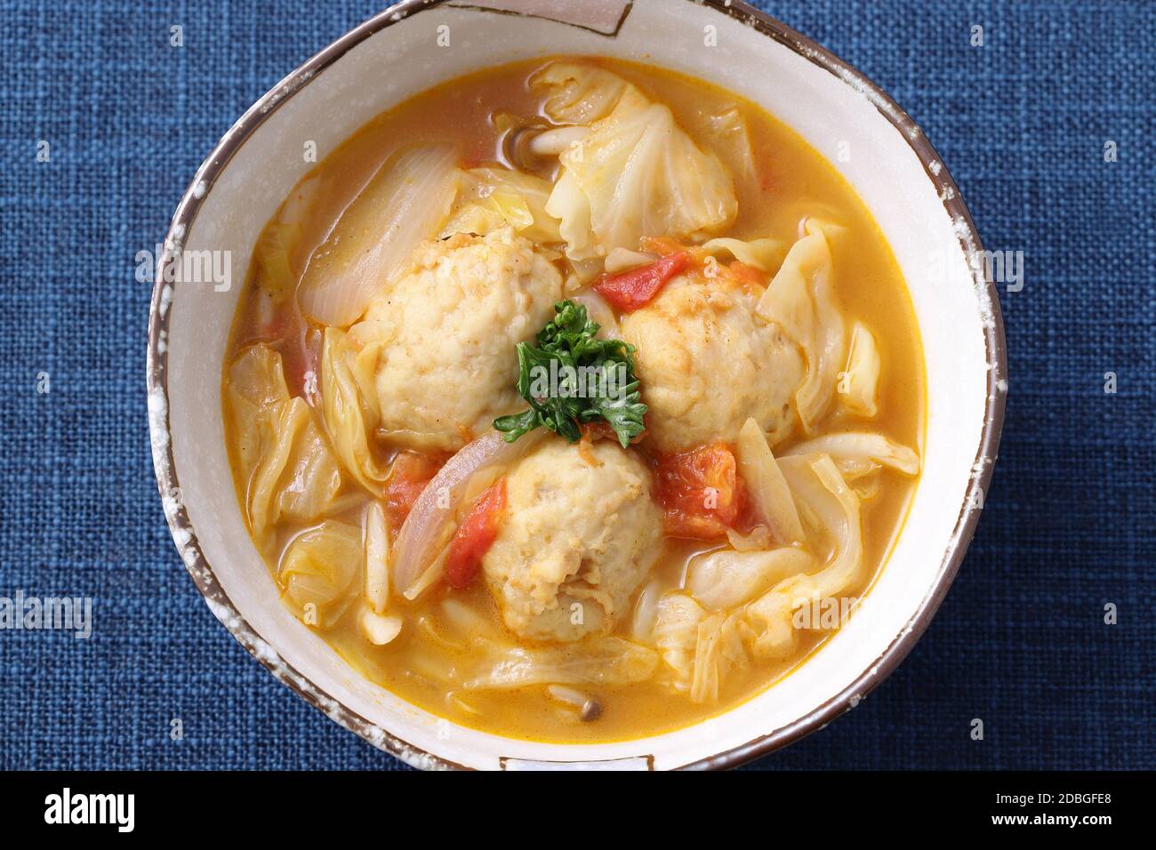 Fleischbällchen mit Gemüsesuppe in einem Teller auf dem Tisch, Draufsicht Stockfoto