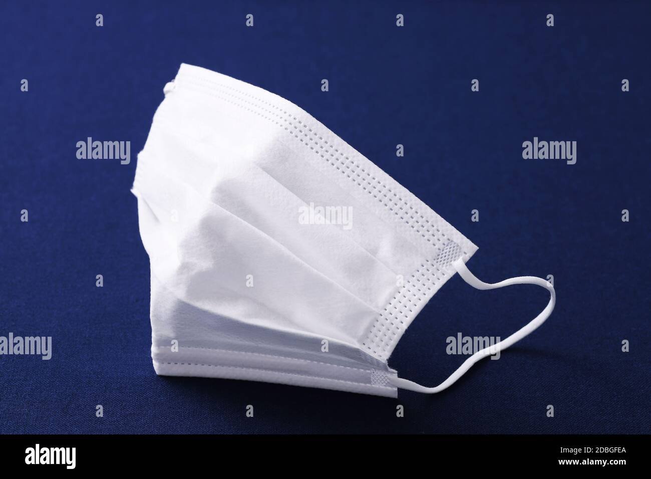 Gesichtsschutzmaske auf dunklem Hintergrund Stockfoto