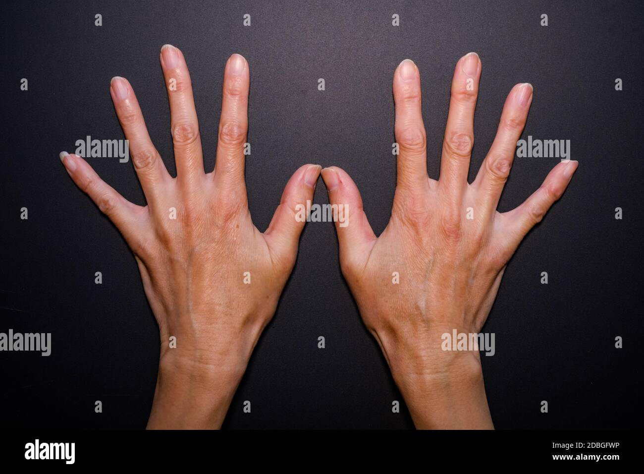 Hand auf schwarzem Hintergrund Stockfoto