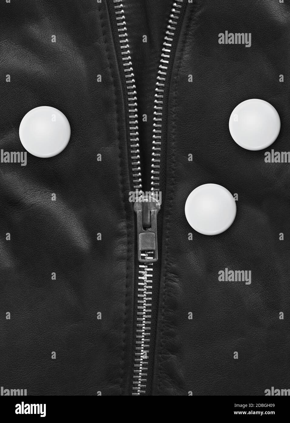 Abzeichen auf einer schwarzen Lederjacke aus der Nähe. Texturhintergrund Stockfoto