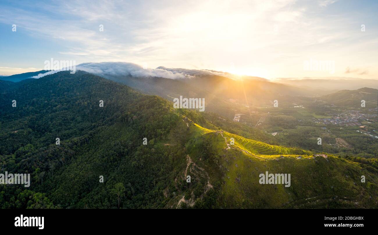 Luftaufnahme Sonnenaufgang am Broga Hill, Malaysia Stockfoto