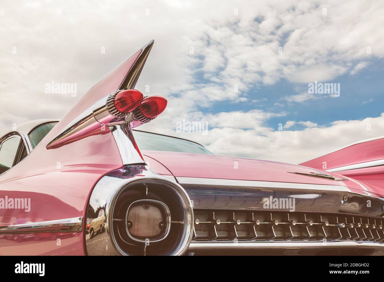 Den BOSCH, NIEDERLANDE - 14. MAI 2017: Heckpartie eines klassischen pinkfarbenen Cadillac-Fünfzigers-Wagens in den Bosch, Niederlande Stockfoto