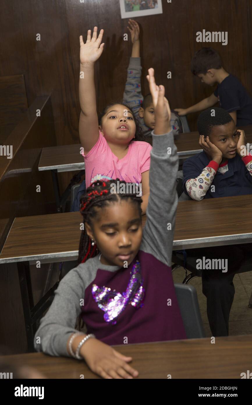 Grundschulkinder nehmen an einer Diskussion in einem Gemeindezentrum auf der Lower East Side von Manhattan, New York City, Teil. Stockfoto