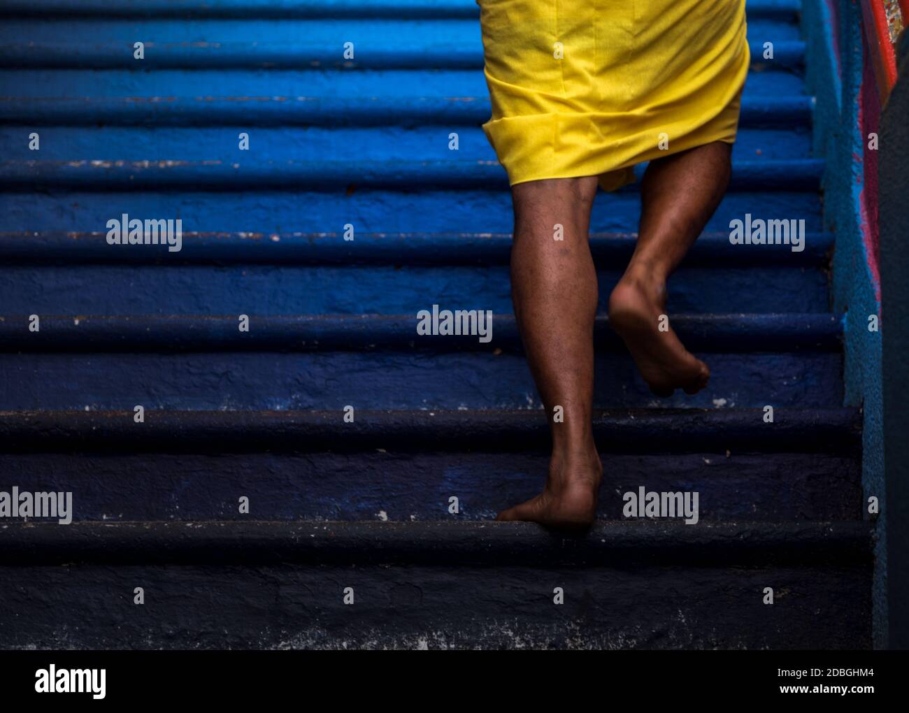 Ein hinduistisches Gebet, das barfuß die Treppe hinaufgeht Stockfoto