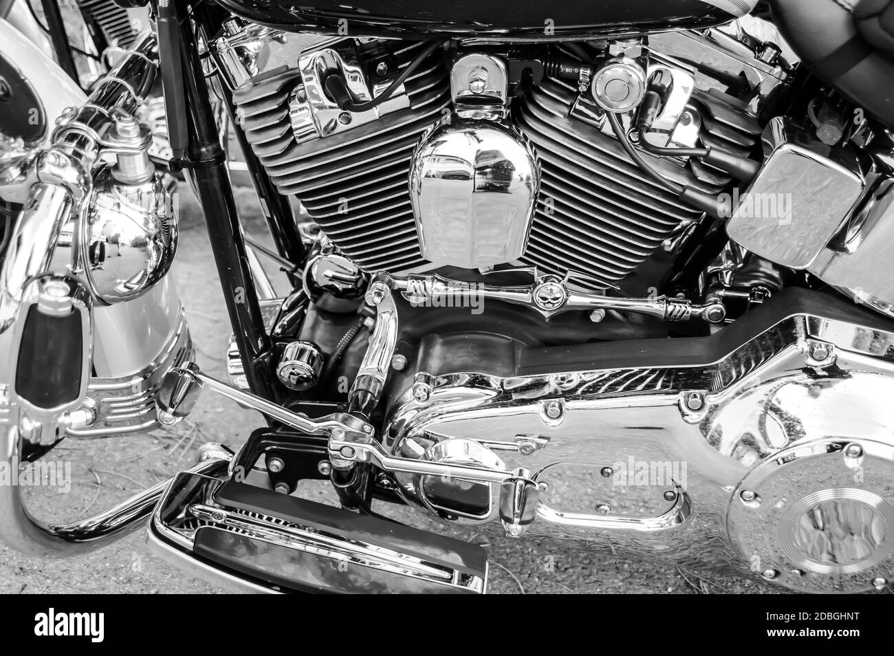 Teil des ordentlichen Motorrades mit Zylinder und viel Chrom in schwarz und weiß Stockfoto