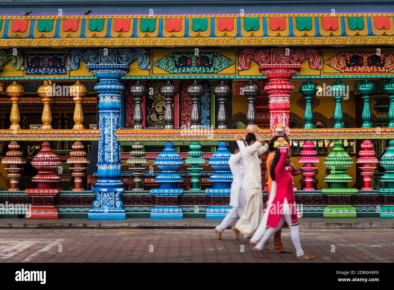 Hinduistische Gebete tragen Töpfe auf dem Kopf in den Batu-Höhlen Tempel Stockfoto Hinduistische Gebete tragen Töpfe auf dem Kopf in den Batu-Höhlen Tempel Stockfoto