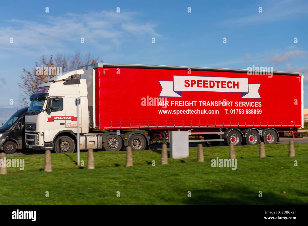 SpeedTech Air Freight Transport Services Curtainsider LKW-LKW-LKW-LKW auf der A30 vorbei am Flughafen Heathrow, London, Großbritannien. Sattelschlepper Stockfoto