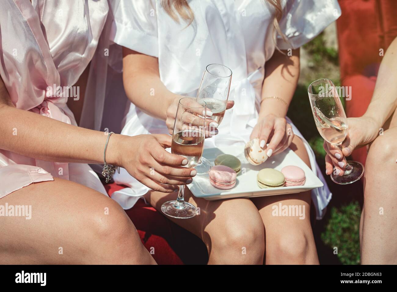 Porträt von drei Frauen im Bademantel klirrende Gläser mit Champagner Während Bräute Party Stockfoto