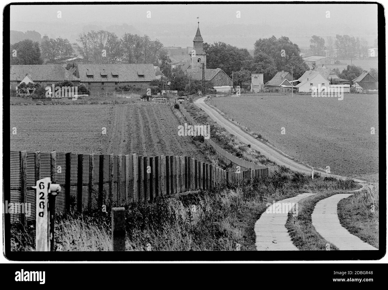 Ostdeutschland 1990 scannte 2020 die Mauer, die Ost- und Westdeutschland bei Wendischbrome teilte. DDR, Deutsche Demokratische Republik die DDR nach dem Mauerfall, aber vor der Wiedervereinigung März 1990 und gescannt im Jahr 2020. DDR, offiziell die DDR, war ein Land, das von 1949 bis 1990 existierte, Die Zeit, als der östliche Teil Deutschlands während des Kalten Krieges Teil des Ostblocks war. Stockfoto