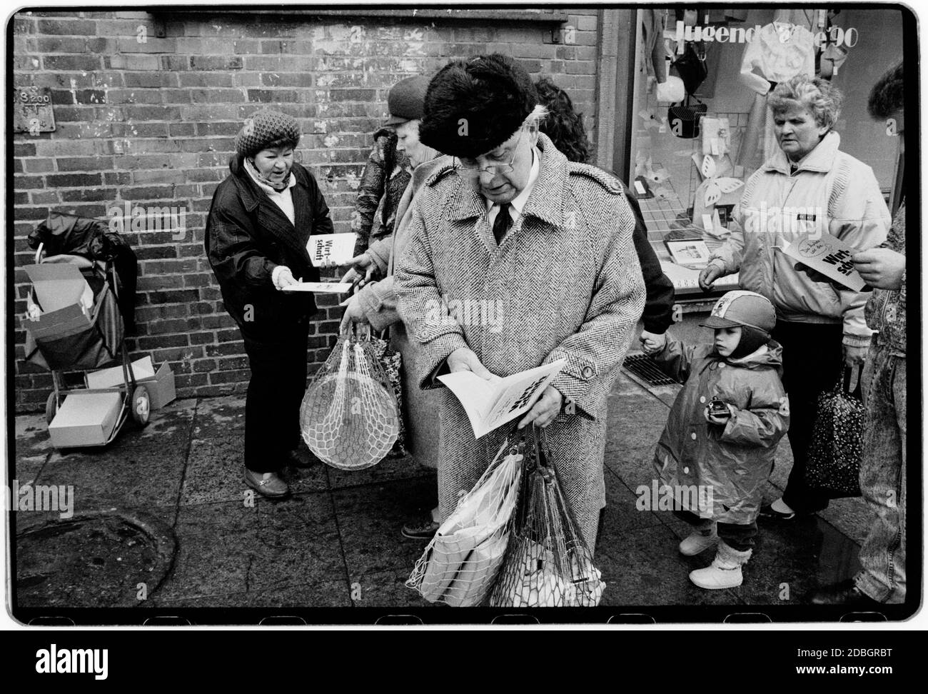 DDR 1990 gescannt im Jahr 2020 Wahlmaterial lesen märz 1990 DDR, Deutsche Demokratische Republik die DDR nach dem Mauerfall, aber vor der Wiedervereinigung März 1990 und gescannt im Jahr 2020 DDR, offiziell die DDR, war ein Land, das von 1949 bis 1990 existierte, Die Zeit, als der östliche Teil Deutschlands während des Kalten Krieges Teil des Ostblocks war. Stockfoto