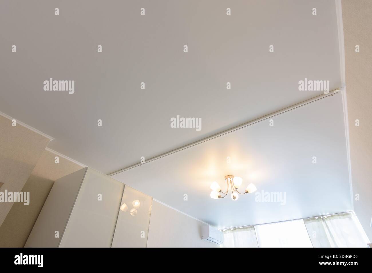 Klassische weiße matte Stretch-Decke mit Trennung für Vorhänge in zwei  Hälften Stockfotografie - Alamy
