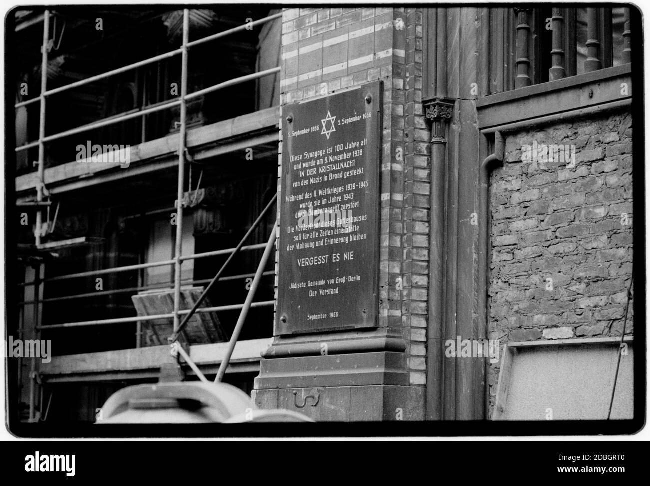 DDR 1990 gescannt in 2020 Synagoge in Berlin mit Glasbruch aus Kristallnacht oder die Nacht des Glasscherben, auch Novemberpogrom(e) genannt, war ein Pogrom gegen Juden, das von SA paramilitärischen Kräften und Zivilisten in Nazi-Deutschland am 9. Und 10. November 1938 durchgeführt wurde. Die deutschen Behörden schauten zu, ohne einzugreifen.[3] der Name Kristallnacht stammt von den Scherben zerbrochenen Glases, die die Straßen übersäten, nachdem die Fenster jüdischer Geschäfte, Gebäude und Synagogen zerschlagen wurden. DDR, Deutsche Demokratische Republik die DDR nach dem Sturz der DDR Stockfoto
