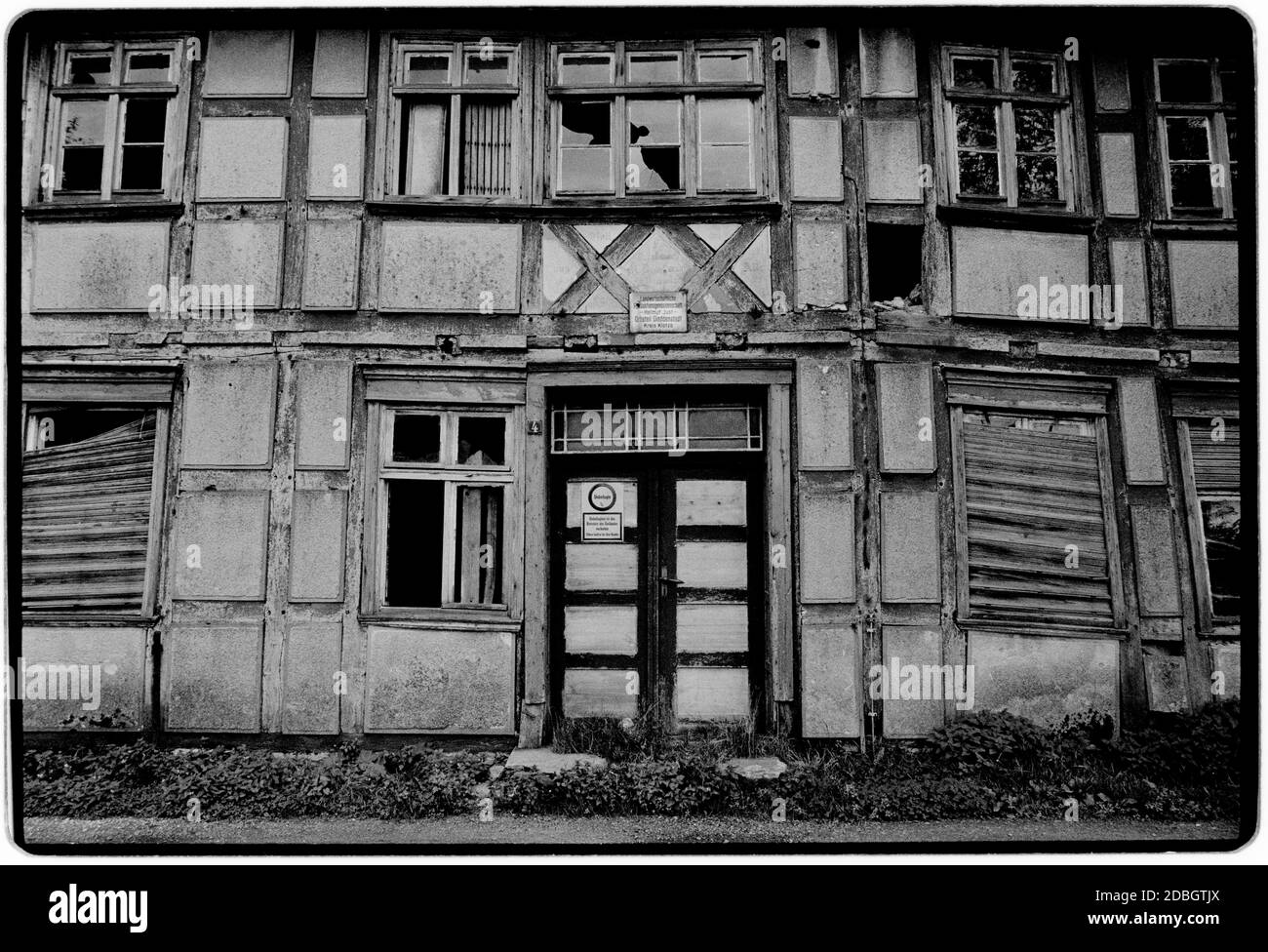 Ostdeutschland 1990 gescannt in 2020 Straßenleben im Grenzdorf Gladdenstedt. DDR, Deutsche Demokratische Republik die DDR nach dem Mauerfall, aber vor der Wiedervereinigung März 1990 und gescannt im Jahr 2020. DDR, offiziell die DDR, war ein Land, das von 1949 bis 1990 existierte, Die Zeit, als der östliche Teil Deutschlands während des Kalten Krieges Teil des Ostblocks war. Stockfoto