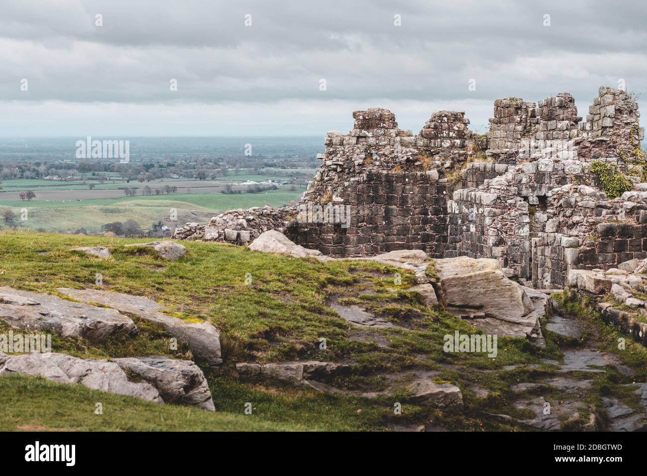 Dramatische Bilder von Beeston Castle bleiben in Cheshire, Großbritannien an bewölktem Wintertag Stockfoto