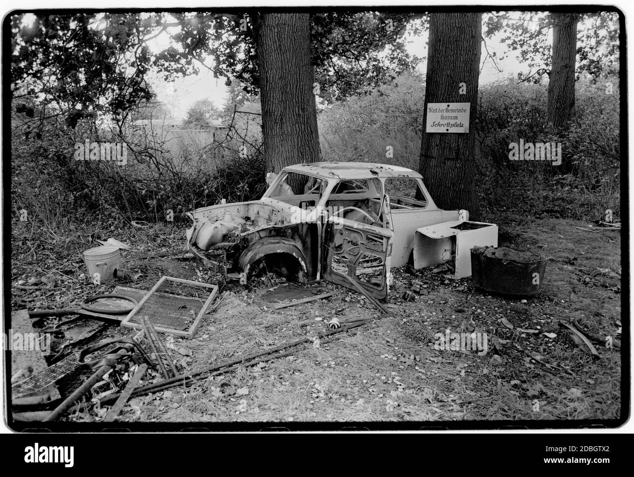 Ostdeutschland 1990 gescannt 2020 Trabant Auto in Hanum zerstört Ostdeutschland, Deutsche Demokratische Republik die DDR nach dem Mauerfall, aber vor der Wiedervereinigung März 1990 und gescannt 2020.Ostdeutschland, offiziell die DDR, war ein Land, das von 1949 bis 1990 existierte, Die Zeit, als der östliche Teil Deutschlands während des Kalten Krieges Teil des Ostblocks war. Stockfoto