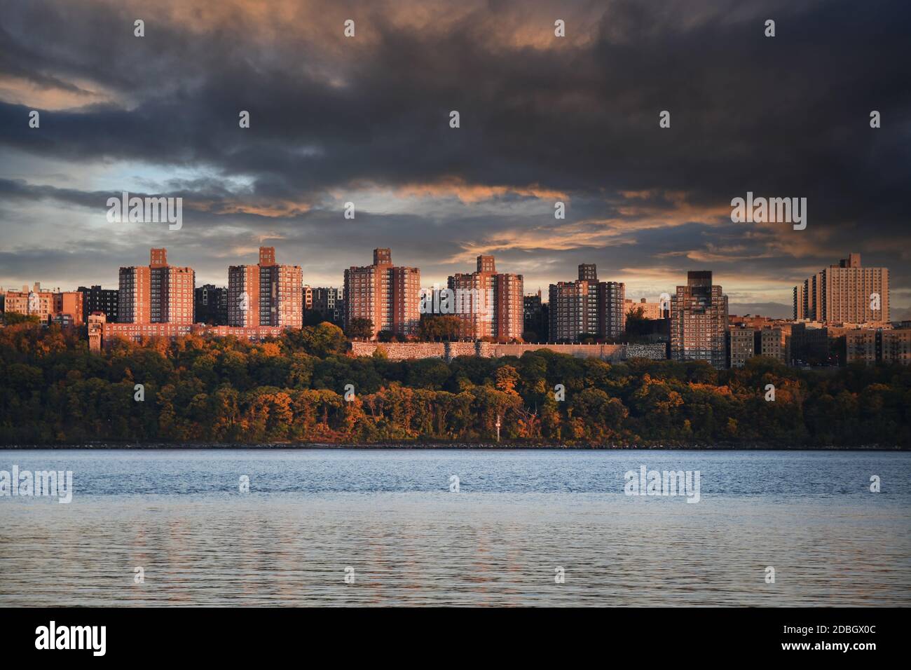 RIVERSIDE: Washington Heights Wohngebäude in New York City sind von der Jersey-Seite aus über den Hudson zu sehen. Stockfoto