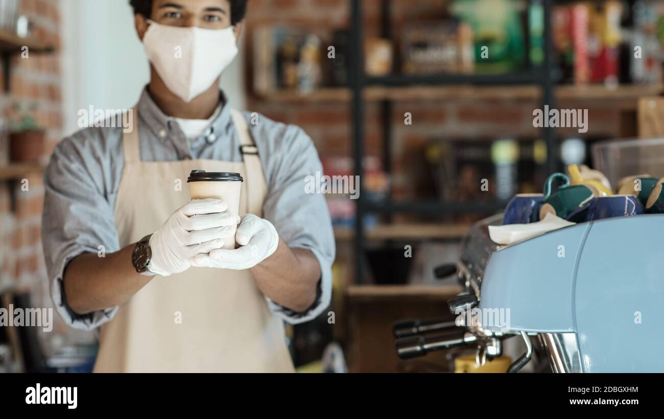 Guter Service im Café während der sozialen Distanz und covid-19 Pandemie Stockfoto