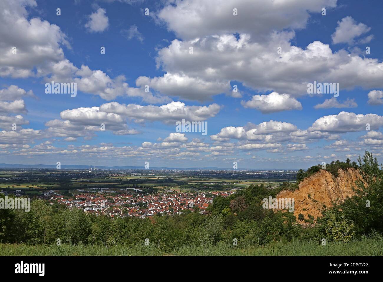 Blick über den Steinbruch Leferenz auf Dossenheim und die Rheinebene Richtung Mannheim Stockfoto
