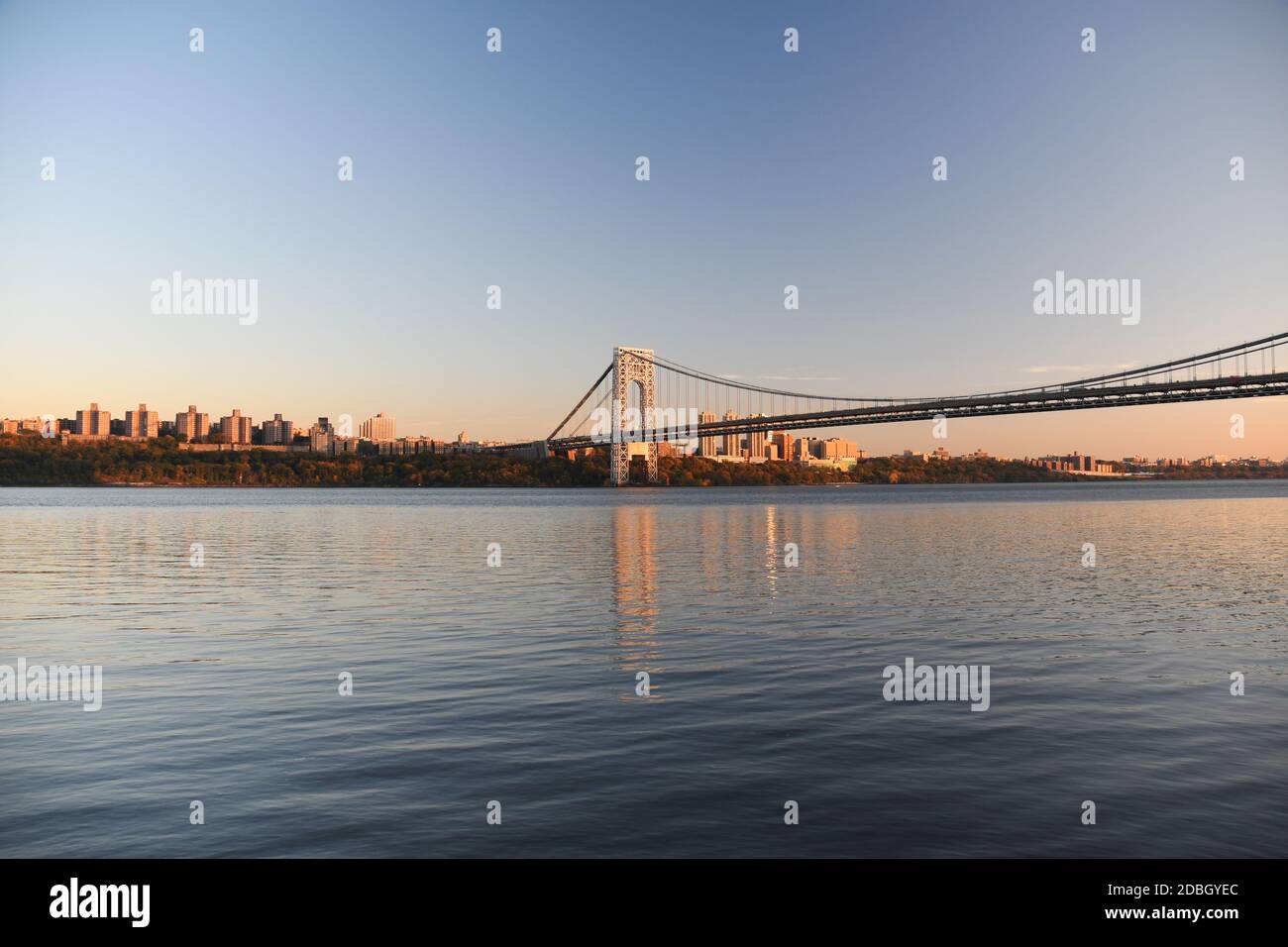 STAHLVORHANG: BAND 2: Die George Washington Bridge ist der aufsehenste Stern vieler schöner Skyscapes entlang des Hudson Flusses in den Palisades von NJ Stockfoto