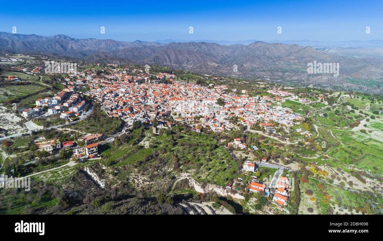 Antenne Blick aus der Vogelperspektive Wahrzeichen Reiseziel tal Pano Lefkara Dorf, Larnaca, Zypern. Keramische Fliesen- Haus Dächer, griechisch-orthodoxen Ch Stockfoto