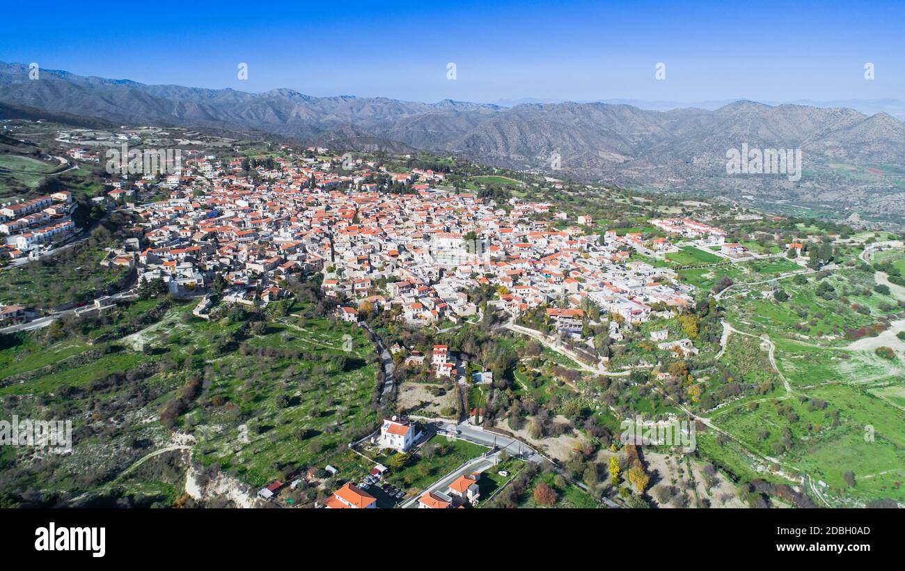 Antenne Blick aus der Vogelperspektive Wahrzeichen Reiseziel tal Pano Lefkara Dorf, Larnaca, Zypern. Keramische Fliesen- Haus Dächer, griechisch-orthodoxen Ch Stockfoto