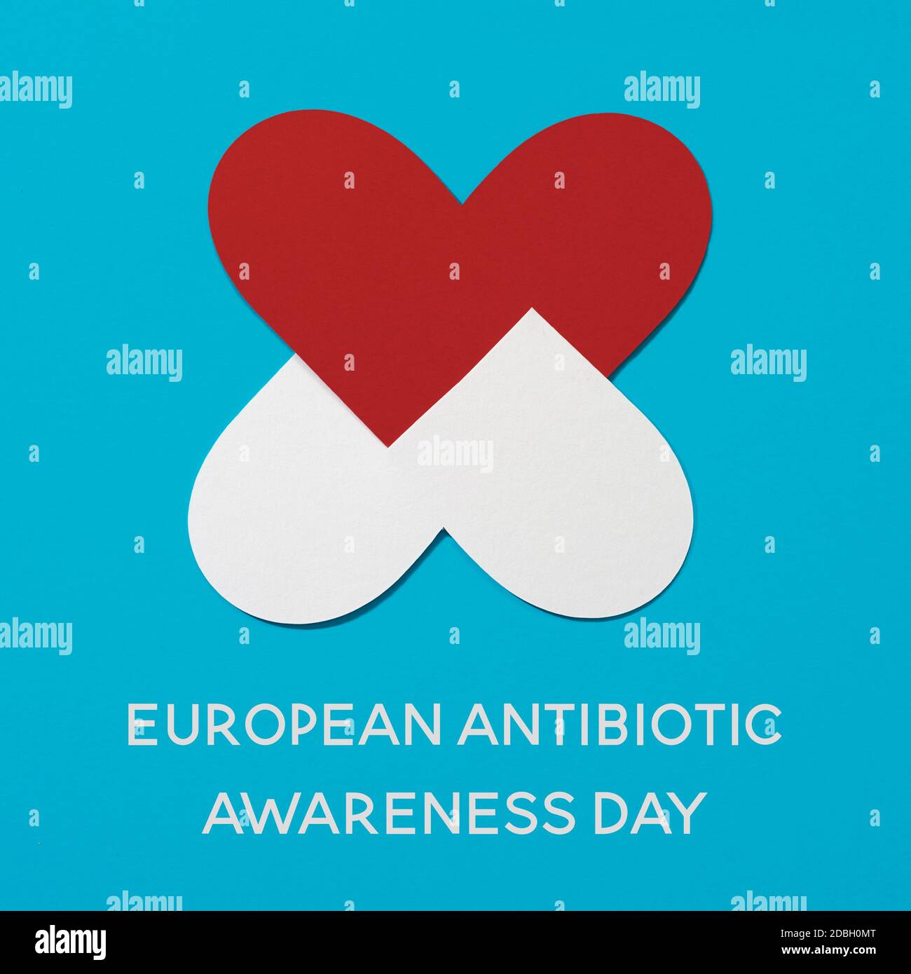 Das Antibiotikaresistenzsymbol und der Text europäisches Antibiotikaresistenzbewusstsein Tag auf blauem Hintergrund Stockfoto