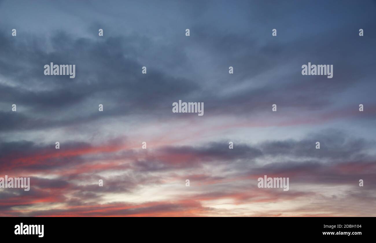 Rosafarbener Himmel mit Wolken bei Sonnenuntergang, Naturhintergrund Stockfoto