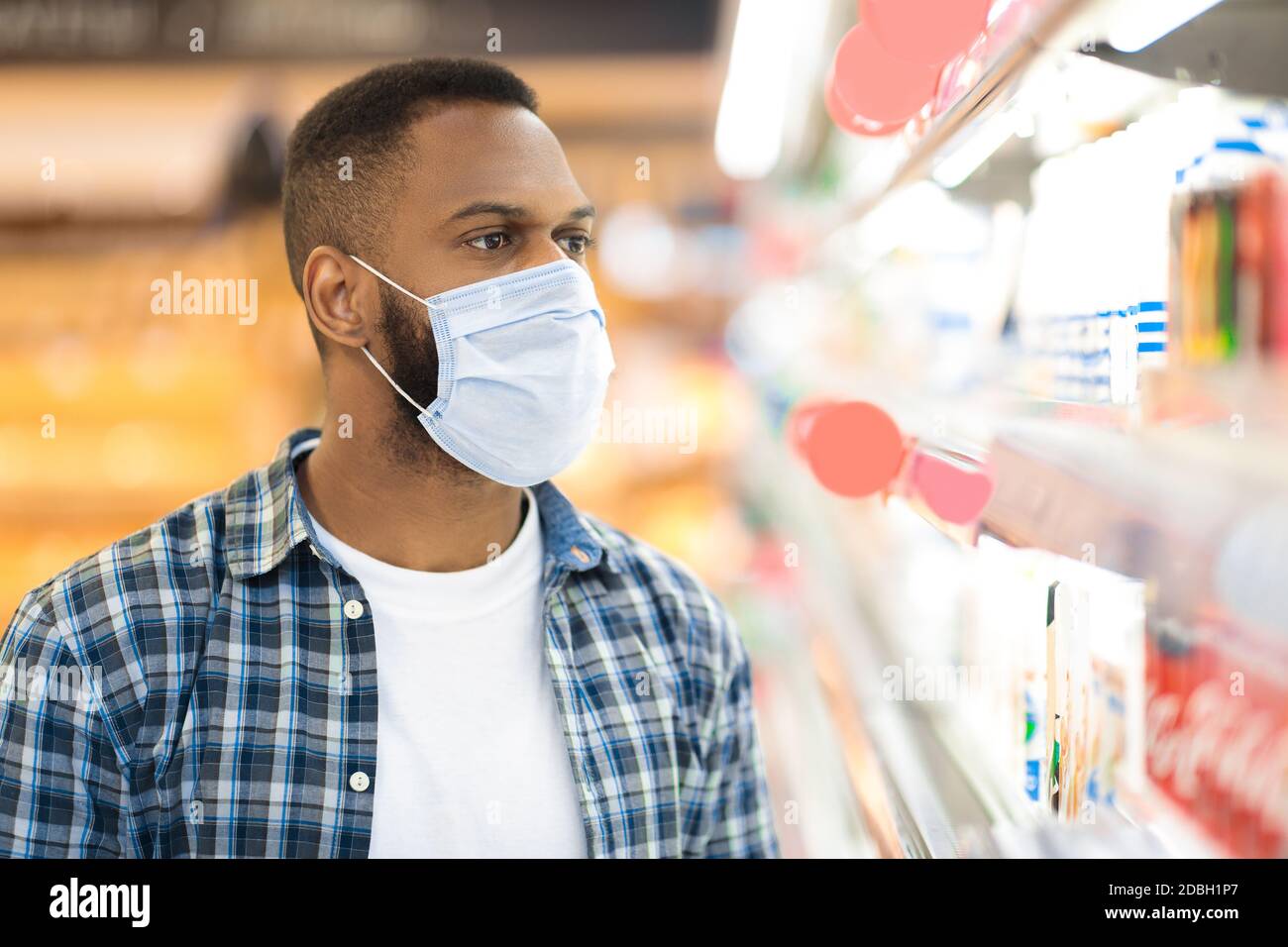 Supermarkt Consumer's Portrait, African man Wearing Mask tun Lebensmittelgeschäft einkaufen Stockfoto