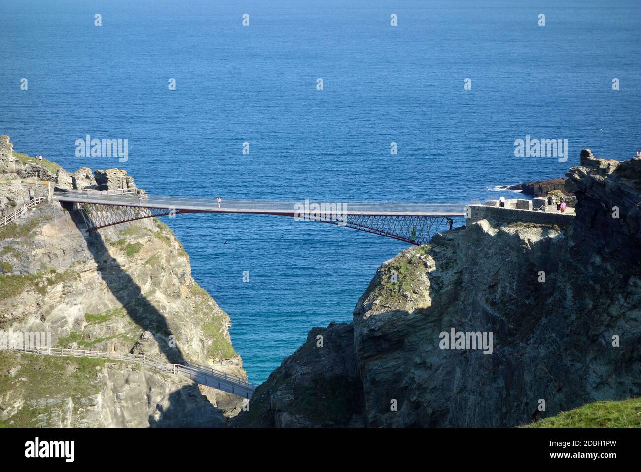 Tintagel Bridge über Tintagel Island und Festland, Tintagel, North Cornwall, England, Großbritannien im September Stockfoto