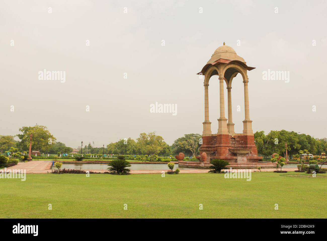 Baldachin hinter dem India Gate Kriegsdenkmal in Neu Delhi, Indien Stockfoto