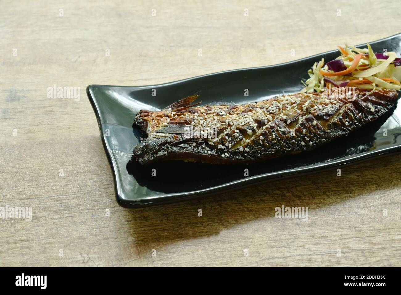 Gegrillter Saba-Fisch oder Makrele mit süßer schwarzer Sojasauce, die ...