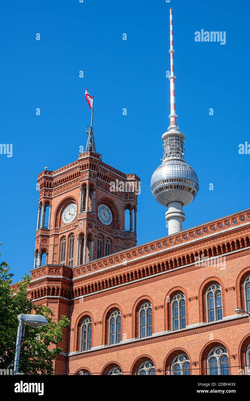 Der berühmte Fernsehturm und der Turm des Berliner Rathauses vor einem klaren blauen Himmel Stockfoto