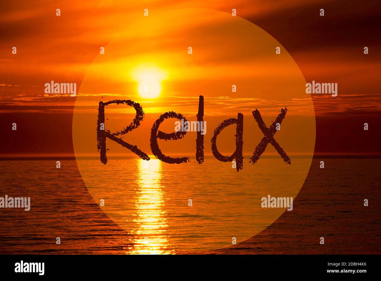 Englisch Text Entspannen. Romantischer Sonnenuntergang Oder Sonnenaufgang Am Meer Oder Meer Im Hintergrund Stockfoto