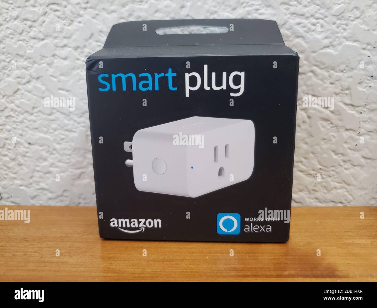 Smart Plug-Verpackung mit einem Bild des Smart Plug, dem Amazon-Logo und dem Hinweis "Works with Alexa", San Ramon, Kalifornien, 4. November 2020. () Stockfoto