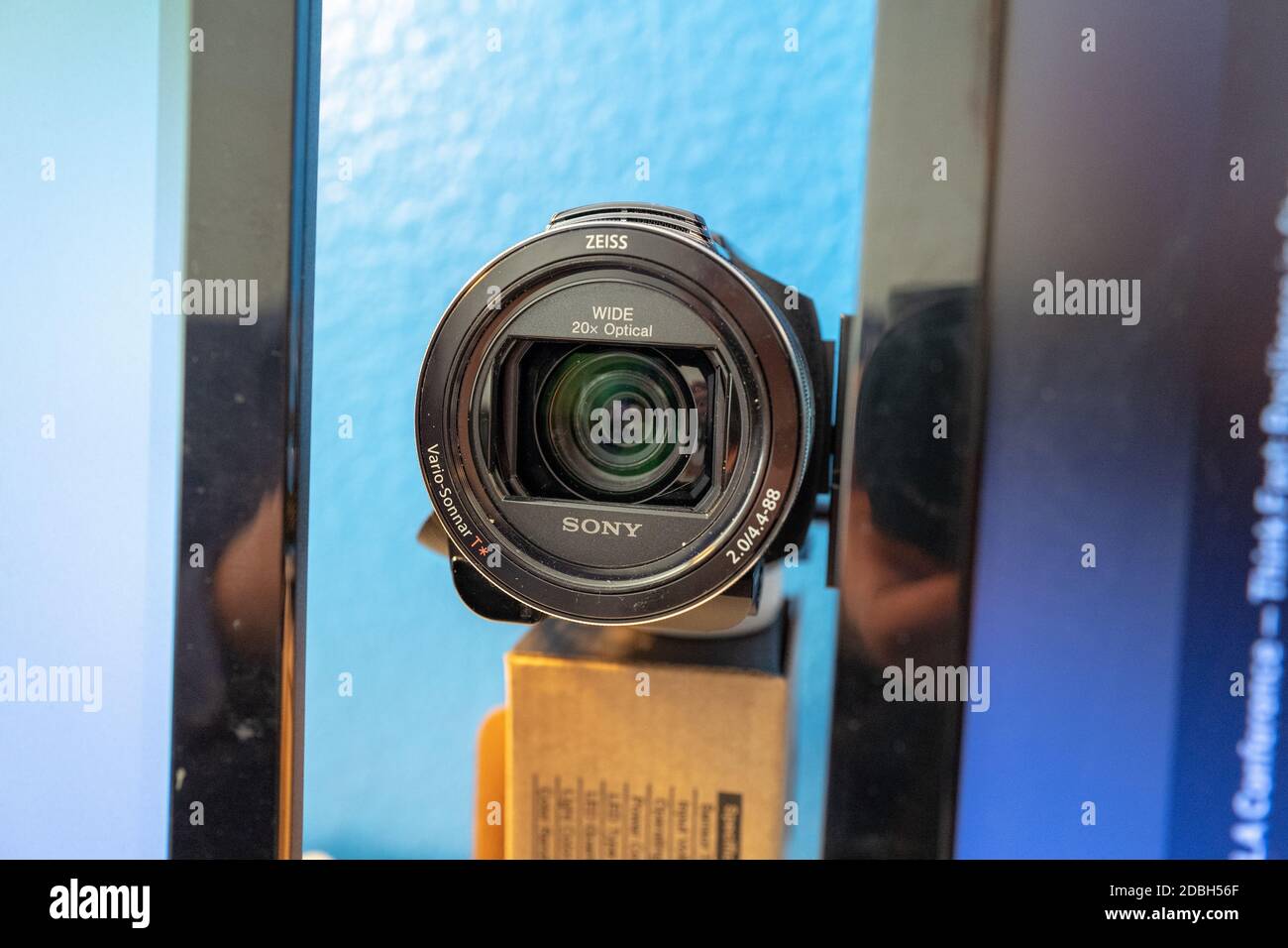 Nahaufnahme eines Carl Zeiss Vario-Sonnar-Zoomobjektivs von Sony, 27. Oktober 2020. () Stockfoto