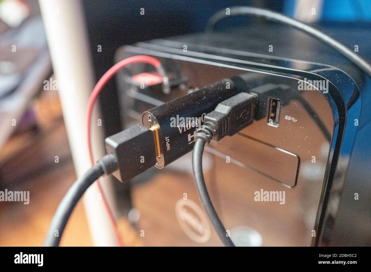 Frontansicht eines PC-Gehäuses mit Kabeln und Dongles, die an USB-Ports angeschlossen sind, einschließlich einer USB-Videokarte, San Ramon, Kalifornien, 27. Oktober 2020. () Stockfoto