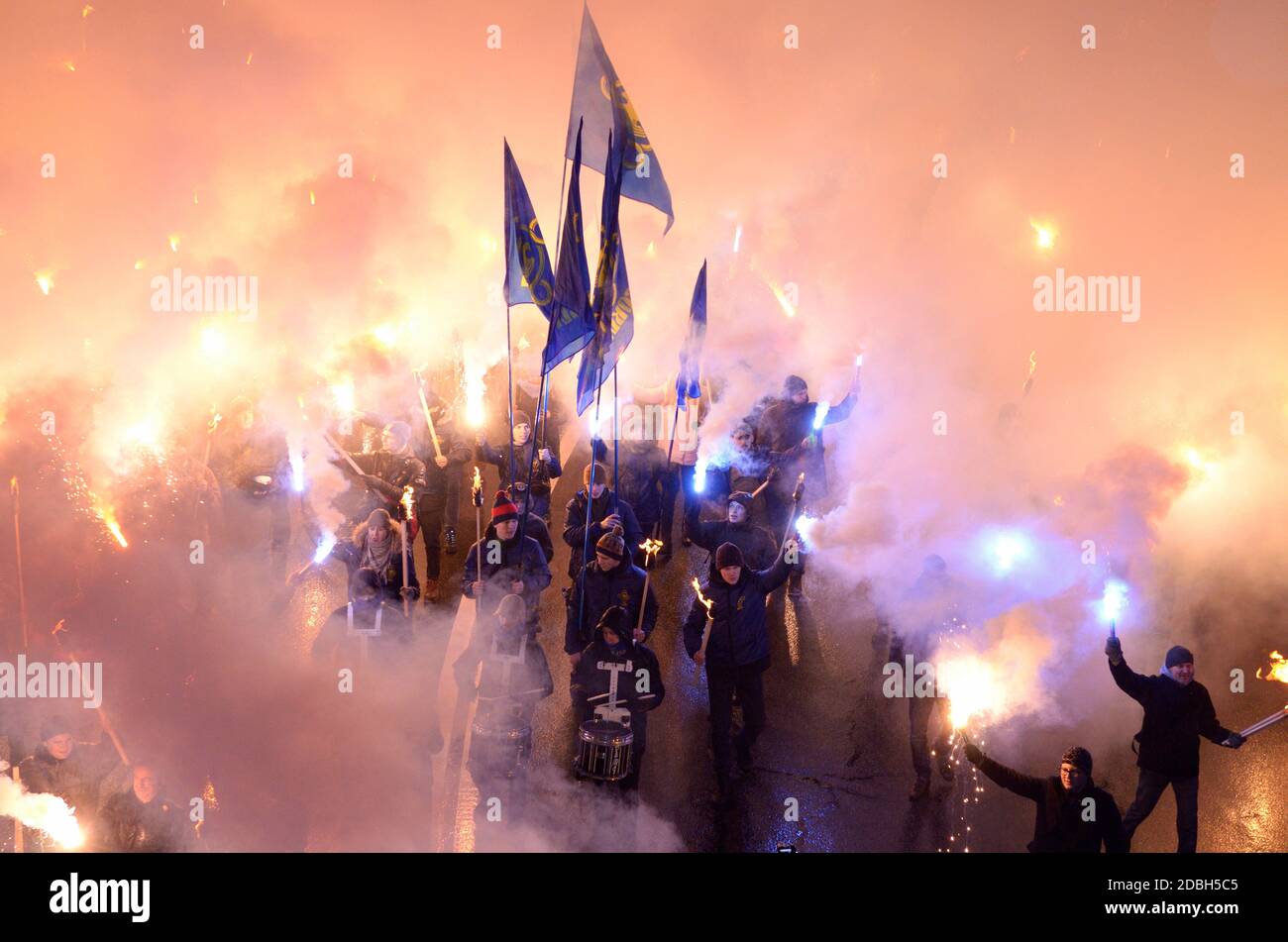 Ukrainische Rechtsextreme marschieren in Fackelzug auf der Nachtstraße Um den Geburtstag des großen Nationalisten Führer Stepan Bandera zu feiern Stockfoto