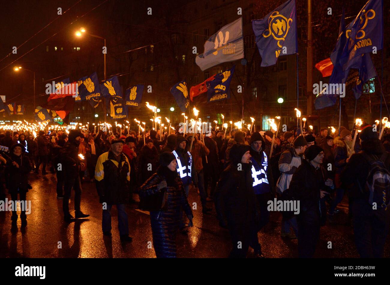 Ukrainische Rechtsextreme marschieren in Fackelschein auf der Nachtstraße Prozession zum Geburtstag des Nationalisten Führer Stepan Bandera zu feiern Stockfoto