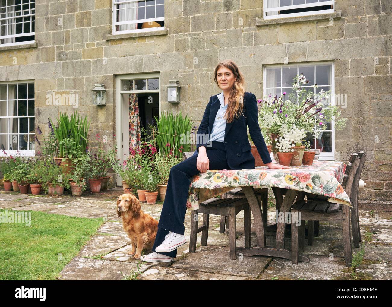 Innenarchitektin Flora Soames und ihr Hund Humbug, fotografiert in ihrem  Wiltshire Zuhause. Flora trägt einen Cord-Anzug aus dem Deck London  Stockfotografie - Alamy