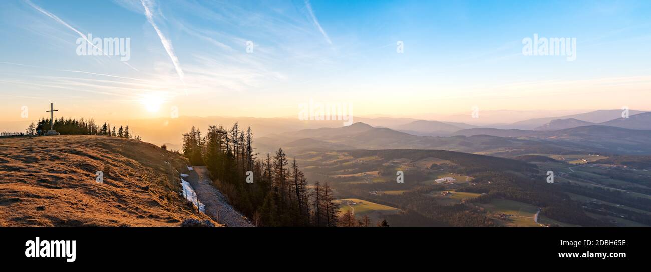 Panorama Querformat bei Sonnenuntergang im Frühjahr aus Graz Schockl Berg in der Steiermark, Österreich. Bekannte touristische Destination, Wandern und Mountainbiken Stockfoto
