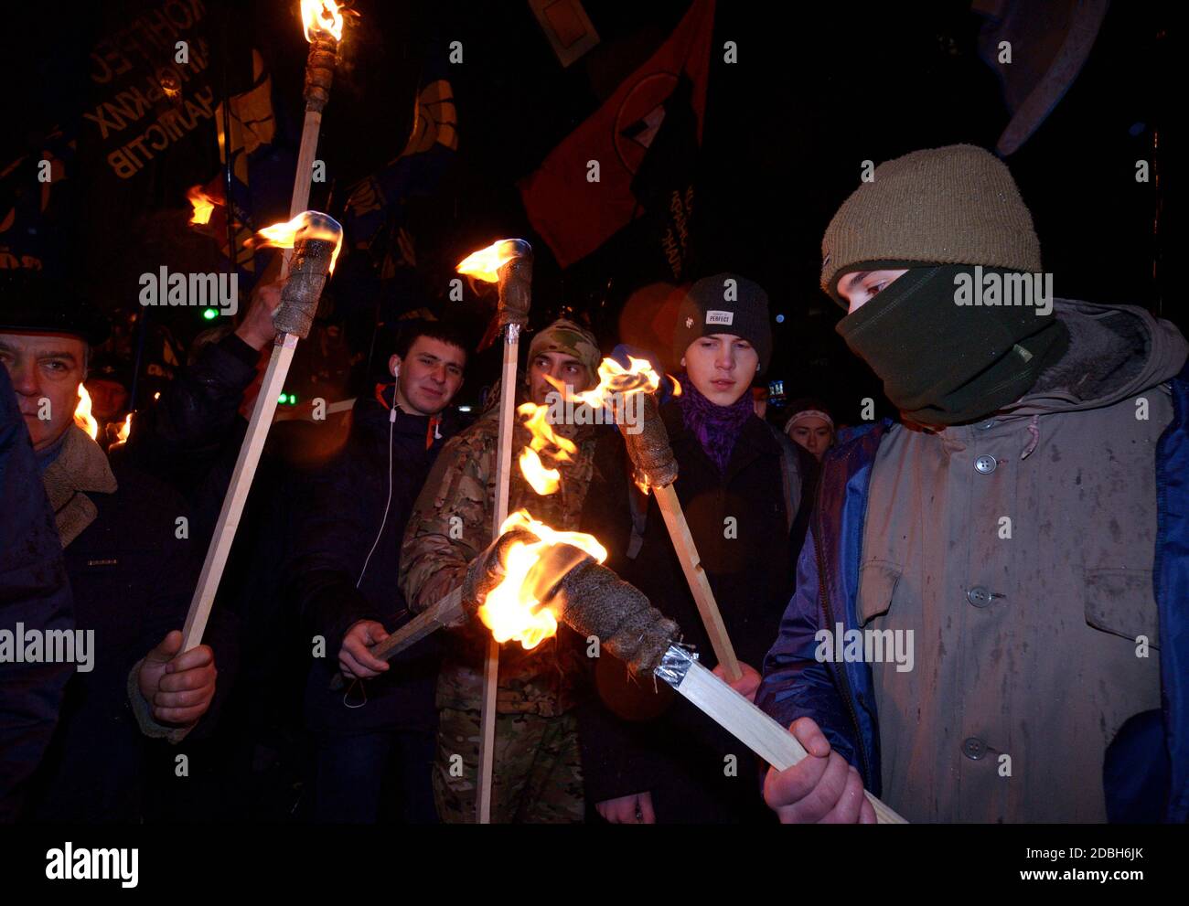 Ukrainische junge Rechtsextreme zünden vor dem marsch Fackeln an, um den Geburtstag des Nationalisten-Führers Stepan Bandera zu feiern. Januar 2019. Kiew Stockfoto