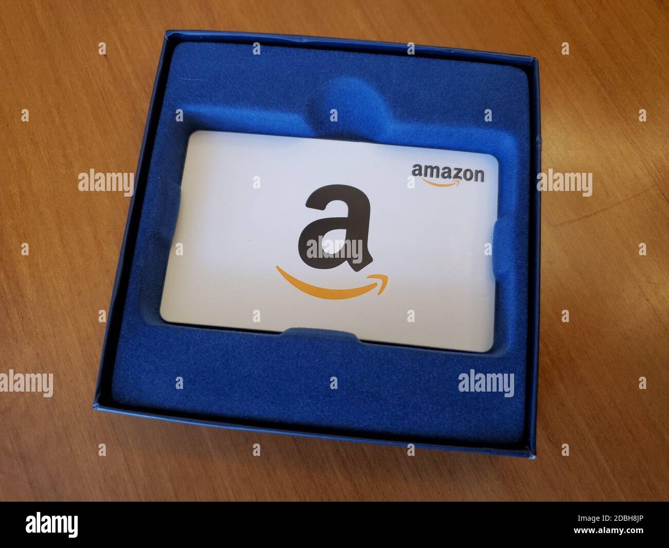 Nahaufnahme eines weißen Amazon-Geschenkgutscheins in einer blauen Schachtel mit dem Amazon-Logo in San Ramon, Kalifornien, USA, 8. November 2020. () Stockfoto