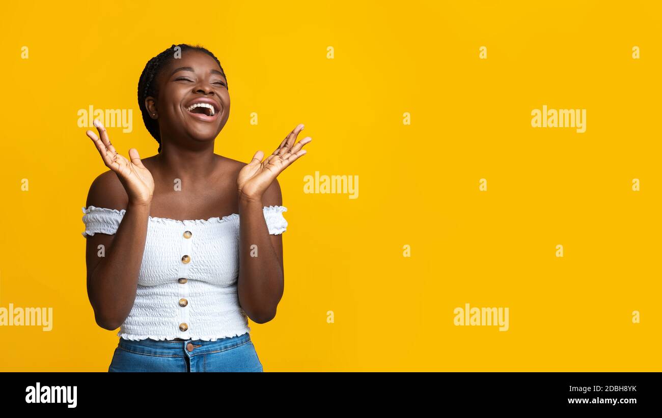 Porträt Von Happy Black Lachende Frau Die Hände Vor Aufregung Stockfoto