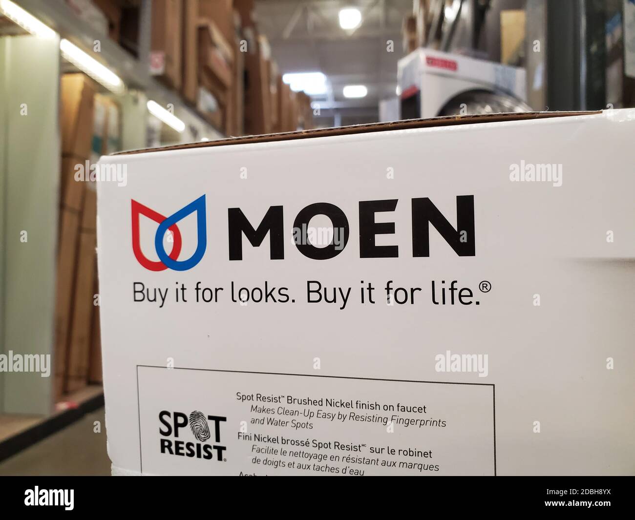 Nahaufnahme des Logos der Firma Moen Kitchen and Bathroom Accessories und des Slogan „Buy it for Looks“. Kaufen Sie es für das Leben." gedruckt auf einer Wellpappe, 8. November 2020. () Stockfoto