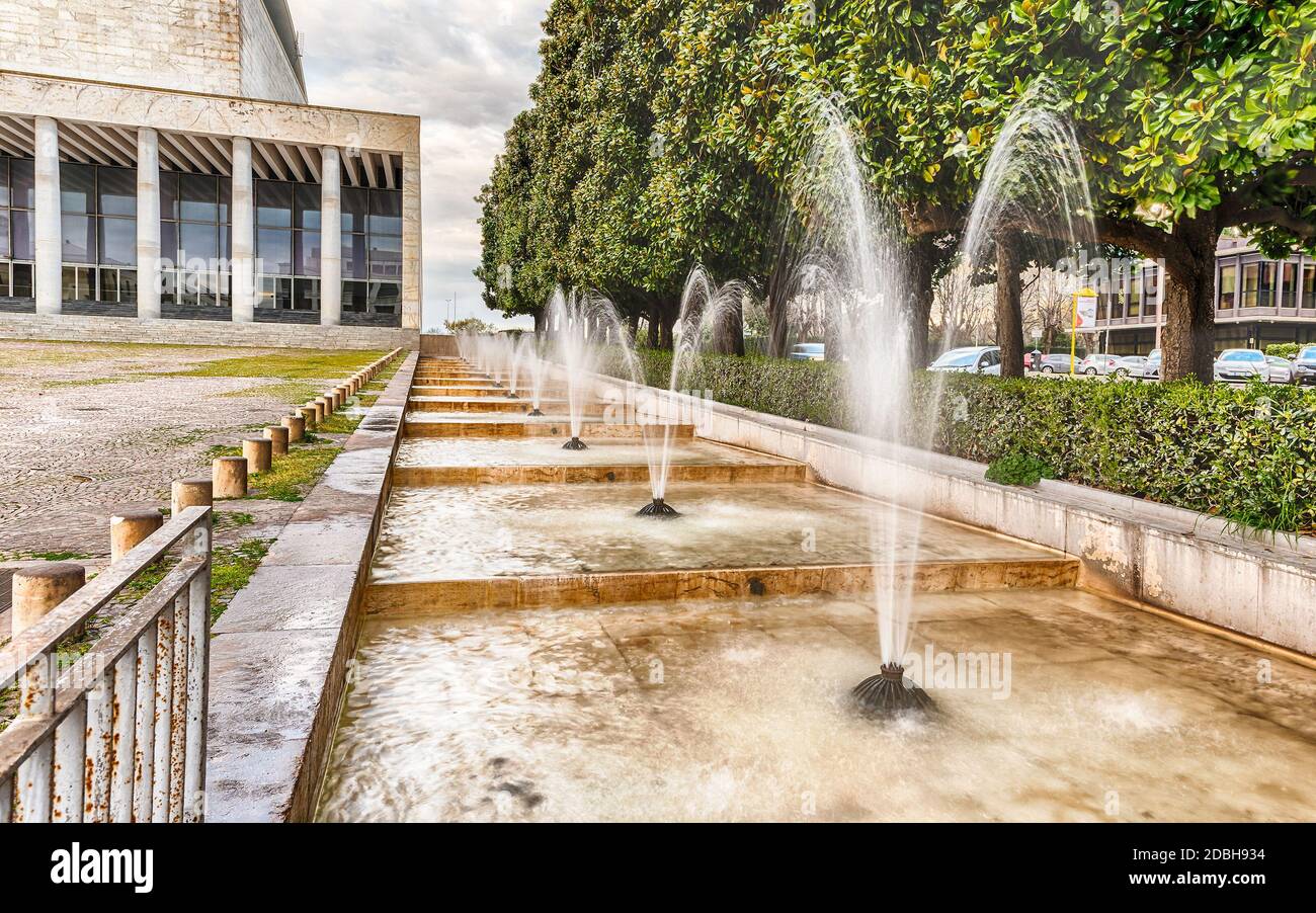 Malerische Brunnen, iconic neoklassische Architektur im EUR-Distrikt, Rom, Italien Stockfoto