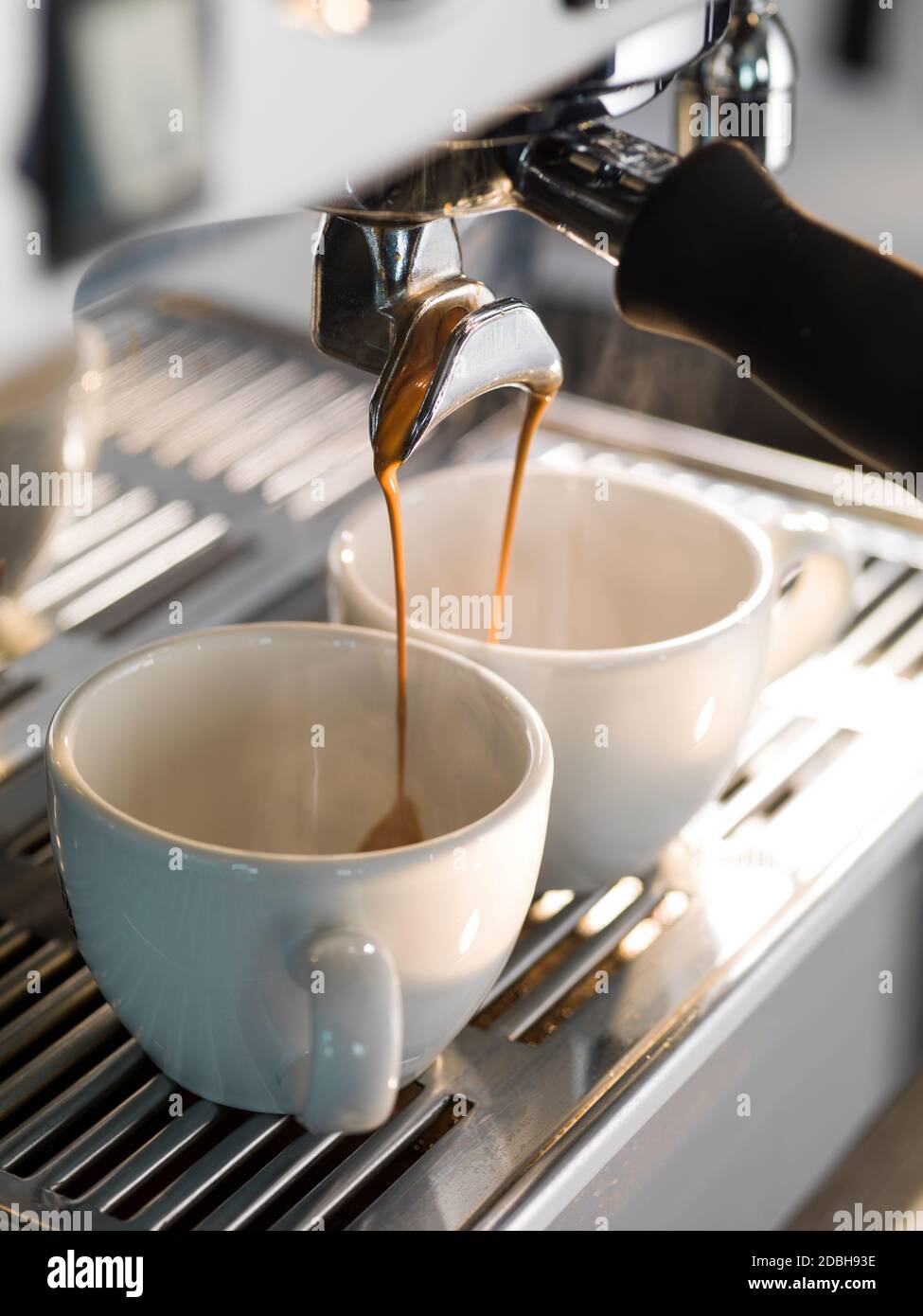 Espresso wird mit einer professionellen Kaffeemaschine zubereitet. Stockfoto