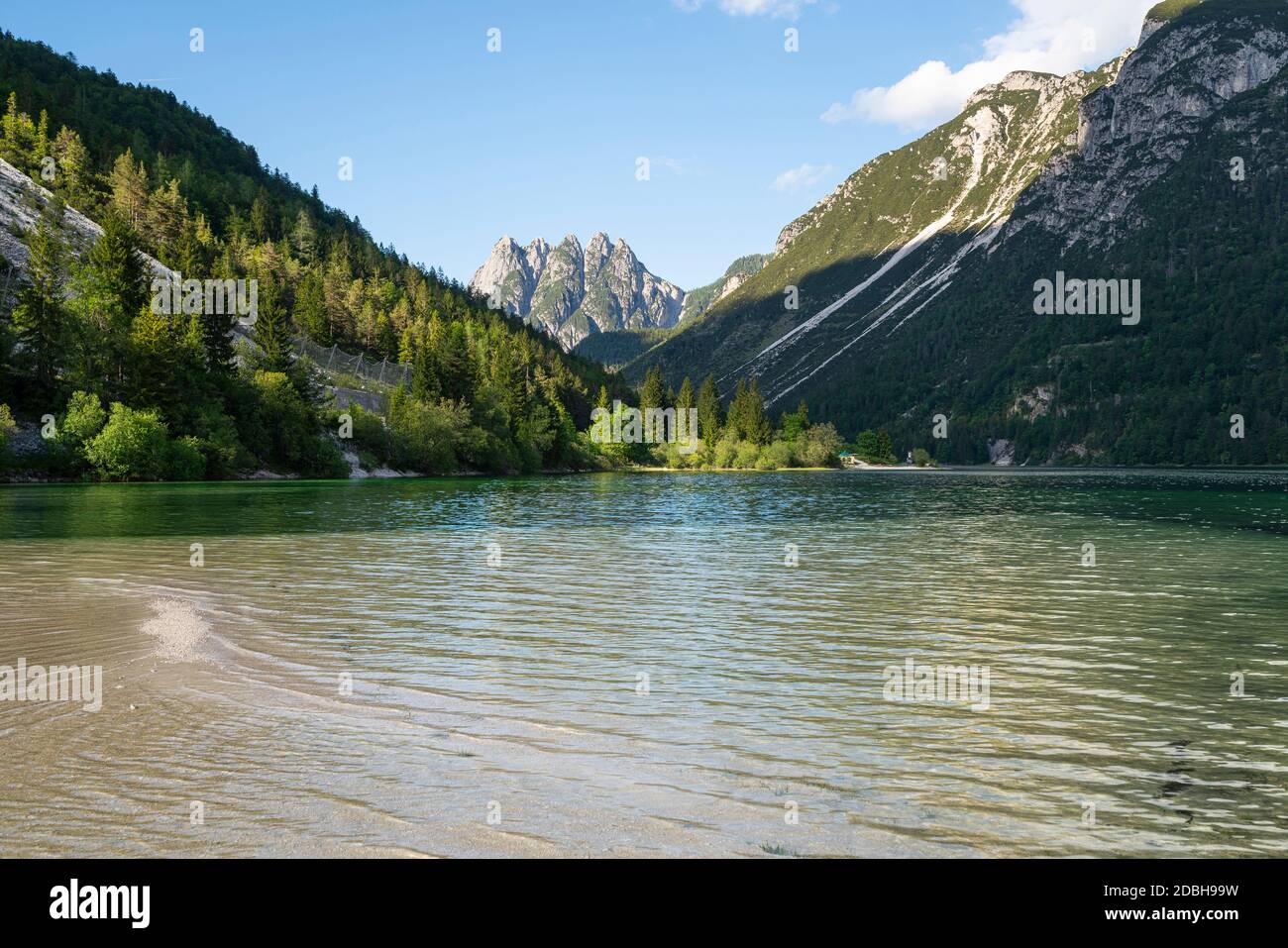 vista panoramica in una giornata estiva del lago del Predil, region Friaul-Julisch Venetien, Italien Stockfoto